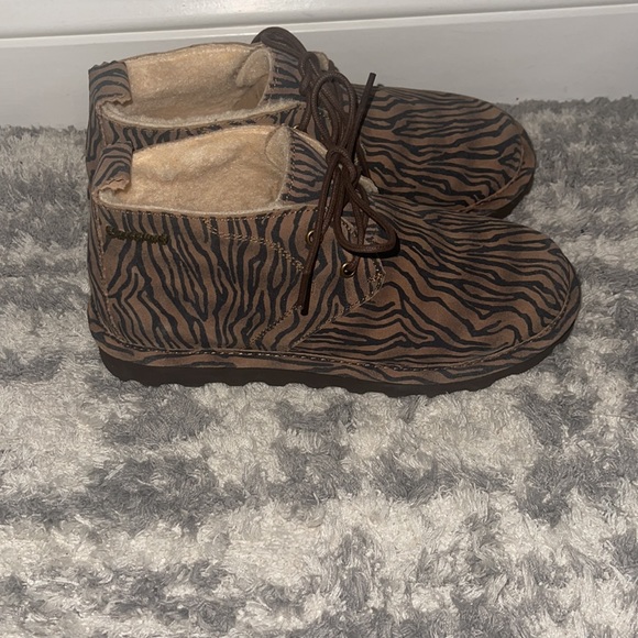 For winter Brand new Bear paw size 7 brown with black stripes - Picture 2 of 5